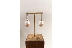 Orecchini pendenti in oro bianco con perle barocche