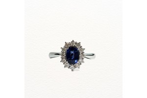 Anello in oro bianco con zaffiro e diamanti