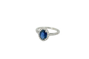 White gold ring with IGI-certified oval sapphire and diamonds