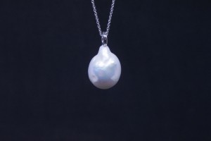 White gold pendant with australian baroque pearl