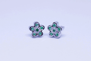 Orecchini fiore in oro bianco con smeraldi