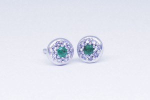 White gold earring with emeralds and diamonds