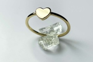 Yellow gold single heart ring