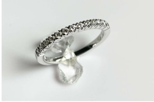 Veretta in oro bianco con diamanti